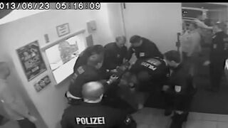 Siedmiu Niemiecki policjantów katuje polaka