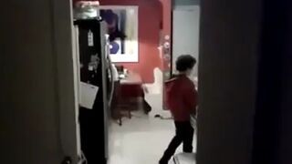 Przyłapany na tańcu w kuchni