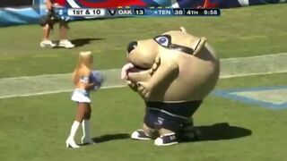 Maskotka pożera czirliderkę