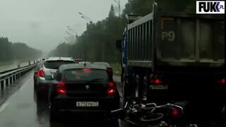 Ciężarówka przejechała po motocykliście