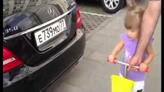 Dziewczynka z Rosji zna się na samochodach