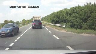 Rosja, ciężarówka gubi koła