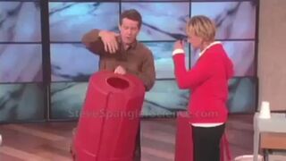 Strzelanie dymnymi kółkami w studio