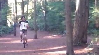 Monocyklista w lesie z akordeonem