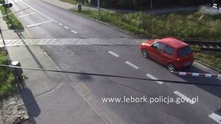 Wjechała na przejazd, złamała szlaban