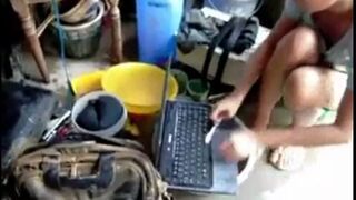 Dziewczyna "pierze" laptopa