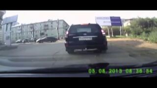 Blondynka przewozi pralkę samochodem osobowym