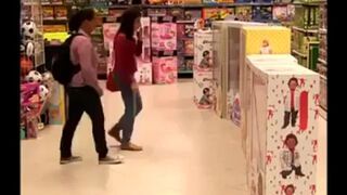 Lalki w sklepie zamienione na karły