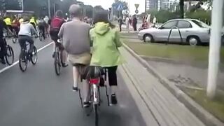 Dziwny rower dla dwóch osób