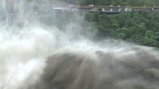 Zapora po tropikalnej burzy na Tajwanie