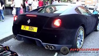 Aksamitne Ferrari parkuje