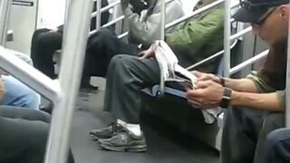 Murzyn liże buty w metrze