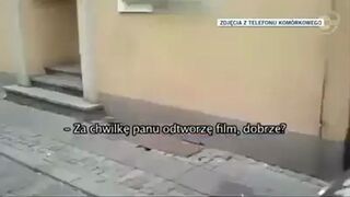 Policjanci jadą pod prąd, dziennikarz nagrywa. Zabierają mu telefon i kasują dane