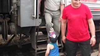 Dzieciak wita pasażerów