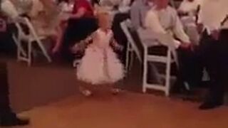 Dziewczynka tańczy na przyjęciu