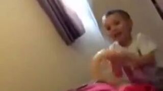 Dzieciak bawi się dildo mamusi