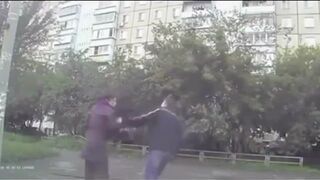 Dziewczyna w Rosji na ratunek - kop w jaja