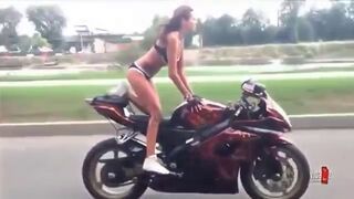 Kobieta w bikini na motorze