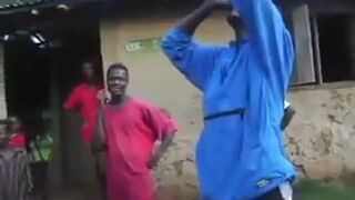 Ten człowiek zwraca wodę