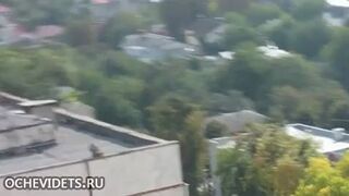 Emeryt skacze z dachu bloku