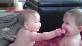 Dwa dzieciaki jeden smoczek