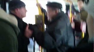 Kłótnia dwóch starszych panów w autobusie...