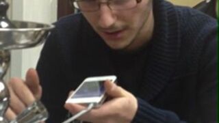 Facet śpiewa sam ze sobą (iPhone)