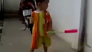 Mały Bruce Lee z nunczako