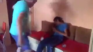 Ojciec kopie syna w twarz