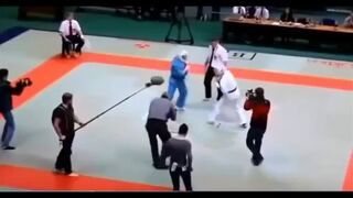 Sędzia pobił zawodników karate