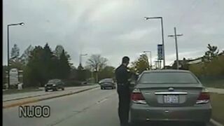 Policjant poucza kierowce, ten nie pozostaje mu dłużny