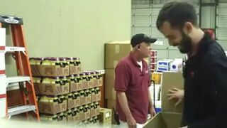 Wyskoczył z kartonu, przestraszył szefa