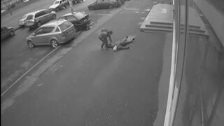 Starsza kobieta padła martwa na ulicy, a później rozjechała ją furgonetka