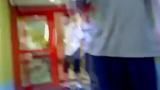 Kopnięcie w twarz pod sklepem