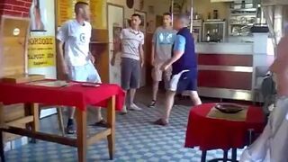 Bójka w kebabie