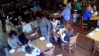 Mała złodziejka kradnie Iphone-a w restauracji