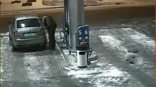 Sprawdzał zapalniczką ile ma benzyny w baku