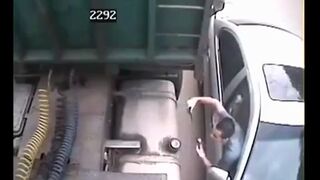 Kradzież benzyny z tira w biały dzień