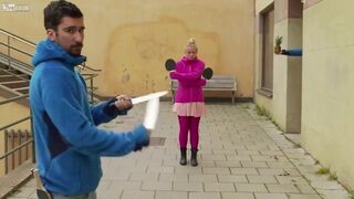 Trik z rakietkami do pingponga i nożami