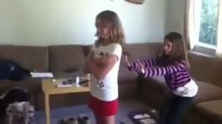 Dziewczyna nie rozumie testu zaufania