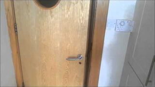 Upierdliwy pies chce wejść do kuchni. Epicki Hi-five