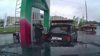 Breakdance na stacji benzynowej w Rosji
