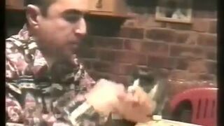 Zobacz jak kot prosi o jedzenie