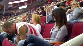 Dostał kosza podczas pocałunku na meczu