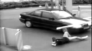 Oberwał szlabanem w głowę a do tego nogi mu przejechał - crazy