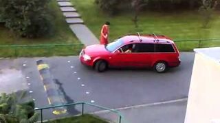 Zawracanie tyłem, KOBIETA ZA KIEROWNICĄ