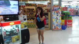 Dziewczyna w markecie daje czadu w karaoke