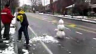 Bałwan potrącony przez samochód