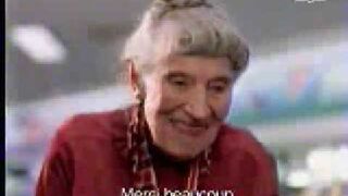 Skrzypiący wózek babci w supermarkecie