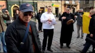Dziadek rzuca się z pięściami na Księdza! - Poznań